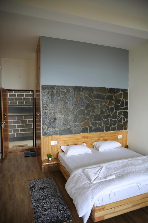 The Buransh Inn Almora Bagian luar foto