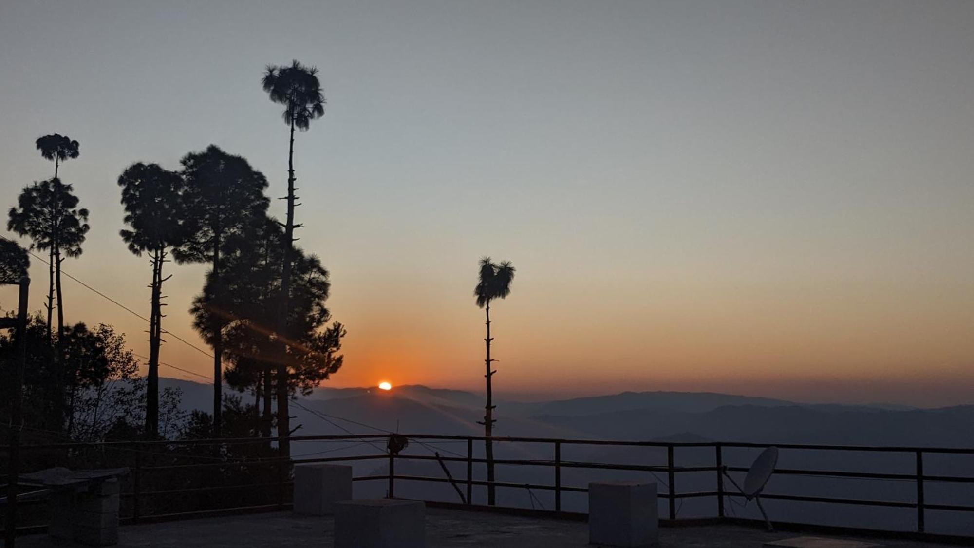 The Buransh Inn Almora Bagian luar foto
